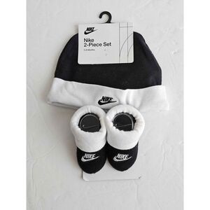 Nike baby 2-piece Hat and booties gift set size 0 to 6 months color black
